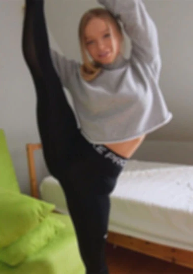 ロシアのかわいい系ダンサー、よく笑う可愛い系美人、筋肉質で超エロイ下半身、中出し