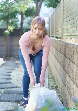 谷間全開でゴミ出し場所に来る人妻は性欲を持て余しているはず！