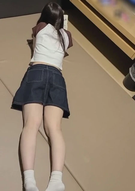 スレンダー色白仲居さんと漫喫デート。個室で敏感ボディに巨根生挿入。声を我慢できるのか？