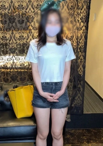 初撮影！経験人数2人で大好きな彼氏と旅行帰りの後に内緒で見知らぬおじさんと超可愛い娘がハメハメ！先に帰宅した大好きな彼氏と生電話中に生S⚫︎X【個人撮影】特典初３Pで最初で最後の思い出♡