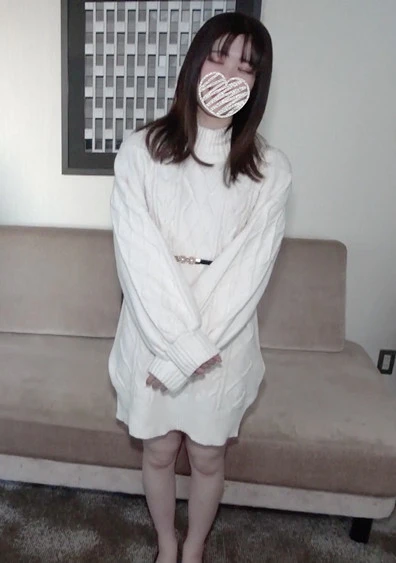 ビールの売り子で生活していた純情女子！！やっぱり可愛い！！どうしても中出ししたくなる身体にソファで大量中出し