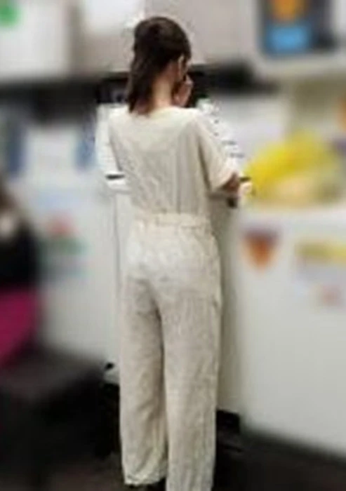 【ハメ撮り・中出し】借金を返さない人妻がコインランドリーに入っていくのを見つけ、出てきたところを捕まえて