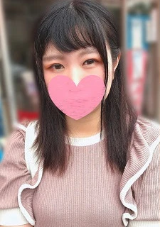 コンビニの存在すら危うい田舎町のニコニコ笑顔が可愛い純朴そうな幼い娘だが実は…撮影前から欲情しビッチョリマン汁垂らし「イキュッ！」と舌出しアヘ顔絶頂し中出し懇願する完全な好き者だった！
