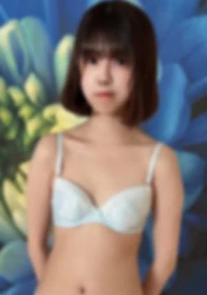 アイドル志望の10代学生。色白スレンダーの発育中マンコはまだ未使用なのに愛液たっぷり。「生で挿れるのこわいよ…」お構いなく途中こっそりゴム外して大量顔射。