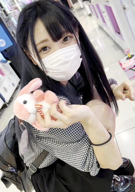 【無】《初撮り》ピュアでキュートな18歳イマドキぴえん女子☆あまりの可愛さに我慢出来ずトイレでハメ。敏感にアンアン喘ぐ彼女にたっぷり生中出し♪