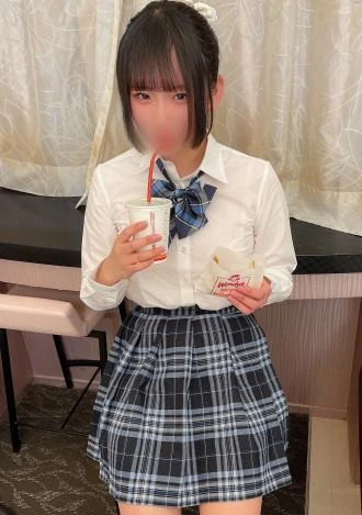 ファストフード店でナンパした笑顔が可愛い10代現2年生。幼い顔の美巨乳と制服姿のむっちりな体がスケベすぎる。「中に出して…」なんて言われたら中出しするしかない。