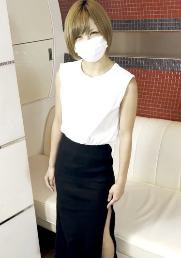 【無】ガールズバーで知り合ったスレンダーギャル☆夏終わりの日焼け跡のあるセクシーなお尻を眺め生中出しセックス♪