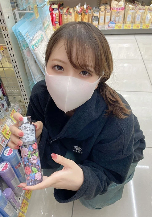 飲食店の看板娘で、言い寄る男をあしらうスレンダーで美巨乳な女をカメラで辱める。