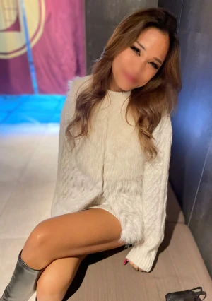 ミニスカ白ニットの黒ギャルとシャワー待てずにバスルームで挿入！【無】