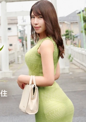 【#早くブッ込んでもらってイイですか？】早速ヤリたいモードの奥様…ってアナタここまだ神社の境内ですよ？？人がいてもお構いなし！すーぐ自分からち●ぽ咥えちゃうスケベなシたがり奥様。どエロい巨尻をバックから突きまくり、絶頂不可避。at 神奈川県藤沢市 本鵠沼駅前