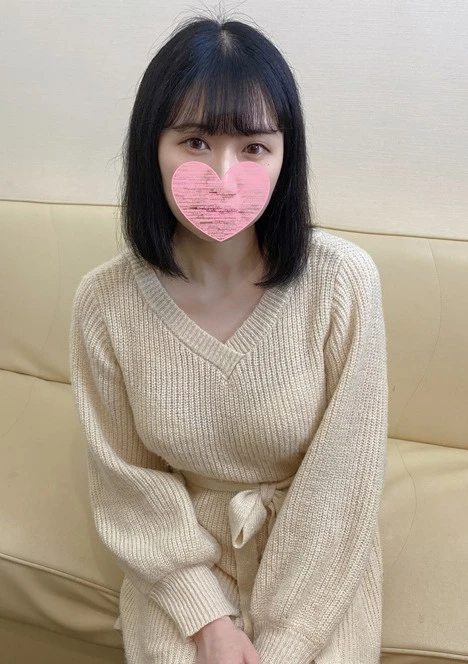 色白清楚系女子。緊張しながらもカメラの前で初中出しに挑戦。