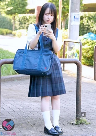 ミニマムJ系の背後にツキマトイ、自宅へ侵入…。未成熟なマ●コを自分で弄りオナを盗撮。ぐっすり寝かせた後イラマ、足指舐めで肢体を堪能し…。