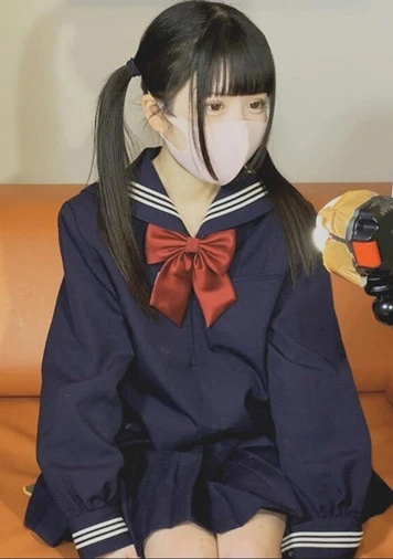 セーラー服を着た中◯生感溢れる貧乳スレンダーみくちゃんの手作り料理を楽しんだ後に着衣セックス　最後はパイパンきつまんこに生中出し【レビュー特典：高画質版】