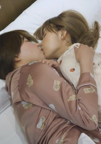 【パジャマ★モナシ】パジャマdeおじゃま♥エロサイボーグのエマちゃん＆スタイル抜群のしおんちゃんのW美乳女子がHし始めちゃった♥ねっとりエロい超濃厚レズカラミで勃起MAX♥