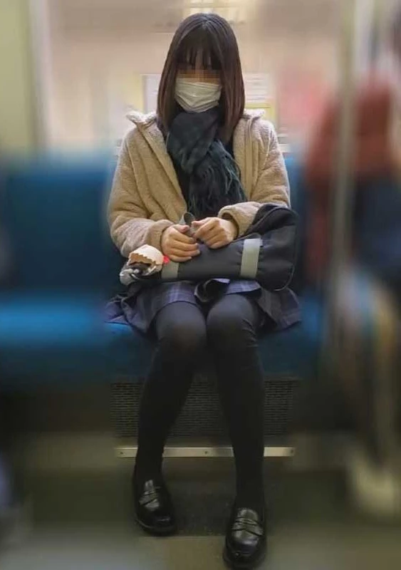 【2004年生】黒髪ニーハイ⑤放課後、トイレでおもちゃを挿入し電車でホテルのある駅へ