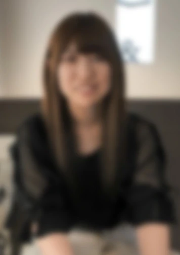 博多出身の愛嬌抜群美女。清楚と淫らが共存するs級素人が複数の餓えた巨チンに囲まれる初体験。口内発射4発+中出し2発をぶちかますノーカット映像