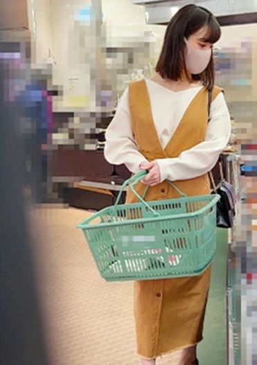 【依頼痴●】 6 新婚妻を旦那の横で●す