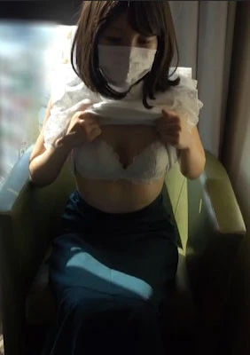 通行人に見られてしまう、身バレの恐怖で震えている人妻に悠長に連続中出し