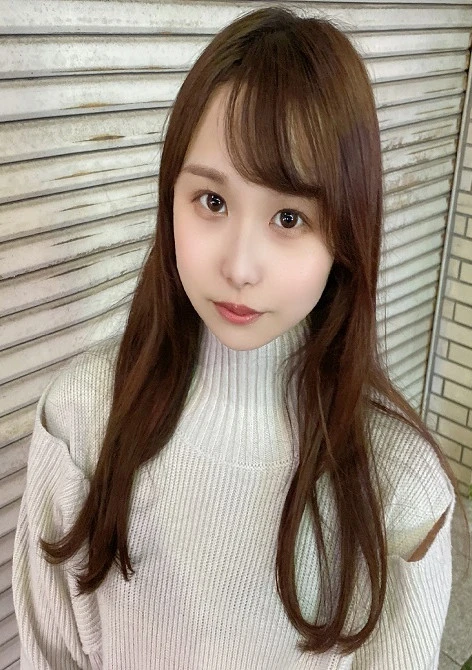 恥ずかしがり屋さんで押しに弱い女の子、ひなたちゃんの中出しえっち動画。カメラマンあり撮影。