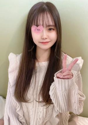 笑顔も可愛い小動物系の色白な女の子。 好きな男性のプレゼントする為にAV撮影で初めての中出しまで。