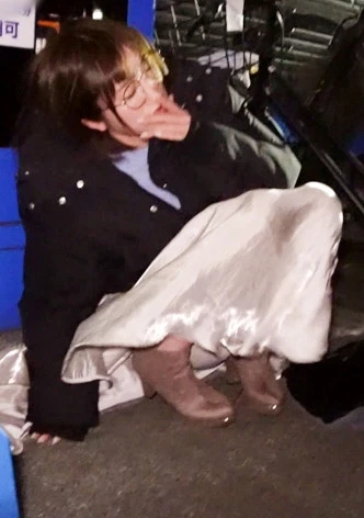 ヤミヤミ008/メガネが無いと何も見えない女&不法駐輪のチャリに埋もれてた女/ヤミヤミアルコール