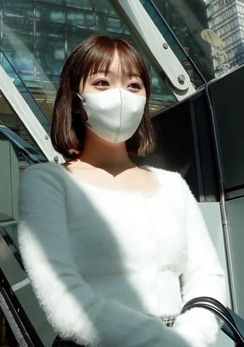 下着が見えそうなくらいのミニスカートから覗く挑発的な生足に理性を失い野外猥褻！！興奮した専門学生をホテルに連れ込み2回生中出し！！！