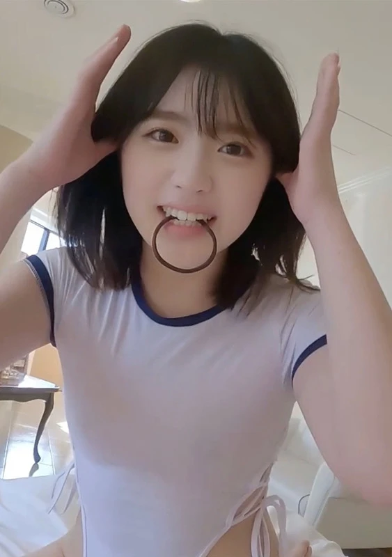 なつきちゃんの白レオタード姿は天使でした！髪をかきあげお口いっぱいに頬張りました