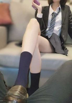 【2005年生】スタイル抜群の女優のたまごの裏バイト・足コキ乳首なめ手コキ