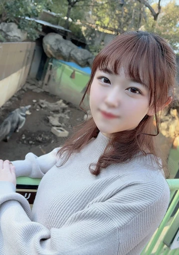 小動物の様に愛くるしいミニマム女子の下着をずり落ろしたらびっしり剛毛・・・子宮を激しく突きまくり2回連続膣内射精！！