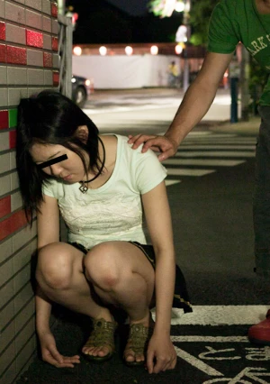 お酒でベロベロの素人むすめをお持ち帰り！