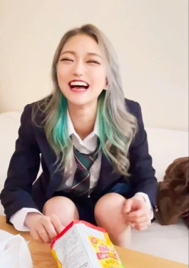 見られるのはちょい恥ずかしい///焼けた肌に金髪…、見た目強そうだけど実はウブでドMなJ●ギャルに生中出し！！