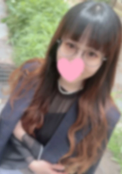 【初撮り】お洒落な眼鏡ムスメ。ミニマム身体の口/リ乳首をいやらしくこねくり回され発情。ソーセージみたいに巨大なチンチンにじゅぼじゅぼ甘舐め！