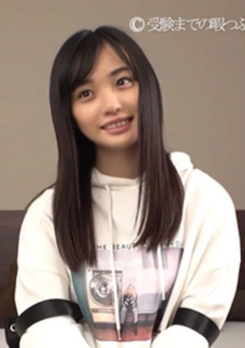 18歳の誕生日に撮影　自前の制服に着替えてもらい生で挿入、**pznpqszoyj 未処理の陰毛を恥ずかしがる表情を横目に大量射精。