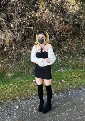 借金まみれの出産直後の金髪人妻がお外で露出！？　トイレでフェラチオ　クンニで痙攣！！ 正真正銘、２０になったばかりの女のアヘ顔、痴態