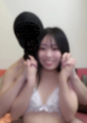 男性経験少なめで色白美脚19歳服飾専門生まみちゃん。奨学金返済の為に個人販売用ビデオと騙されて本気汁垂れ流しながら感じてしまい無 きょ.か生中出し。