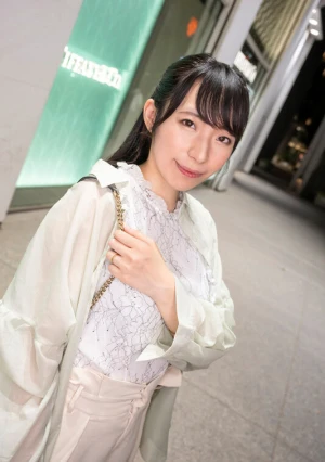 はにかむ笑顔が可愛らしい、性に貪欲な天然Fカップ化粧品メーカー勤務 吉沢彩花 30歳 AV DEBUT