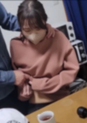 【個人】 家庭的で溌剌ボディな主婦、自宅リビングで電マでオナニーさせた動画に加えて、損害遅延金が高額なため、マスクも外させてフェラもさせて嫌がるのを無視して大量中出し（サンプル動画長め）