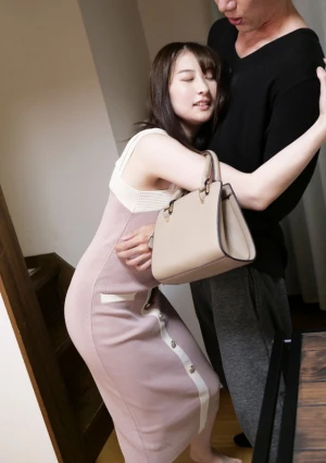 サエない僕を不憫に思った美人な姉に「擦りつけるだけだよ」という約束で素股してもらっていたら互いに気持ち良すぎてマ○コはグッショリ！でヌルっと生挿入！「え！？入ってる？」でもどうにも止まらなくて中出し！ じゅんさん