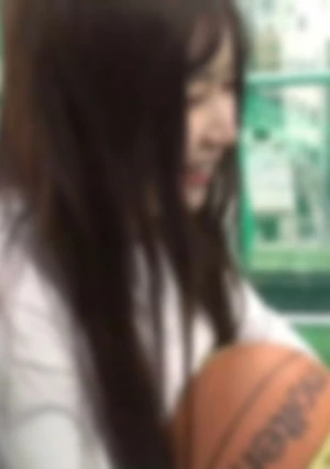 【無/初撮り】 学校のマドンナ！親友の彼女をNTR、スポッチャで遊んでいる最中に興奮し野外でそのまま巨根を挿入。