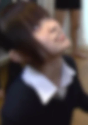 真っ白パンツを履いたなぎさちゃん。 4本のち〇ぽを根こそぎごっくんフェラ。※レビュー特典は4K高画質