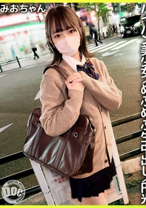 彼氏より先にオジサンが中出し2連発！パイパン美ボディの149cm美少女を生チ●ポで堪能しました！【みお(18)】