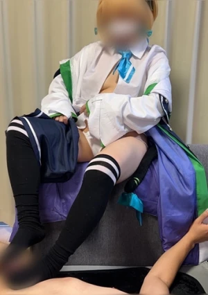 【低身長レイヤー】 ブル〇カ才〇ミ〇リ専属レイヤーのあちゃん、えちえちお尻に童貞くんたち大興奮。中出し後、男の潮吹き