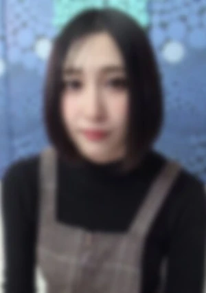 長身美脚のFカップ美女。スタイル抜群で容姿端麗な宝石デザイナー。感度抜群な敏感美女はとてもふっくらパイパンオマンコ名器。膣奥めがけて着床狙いの中出し！ レビュー特典/フェラチオ口内射精！