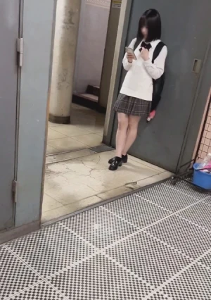 【顔出し】 色白な優等生・学〇に内緒の活動費用のために中出しされ