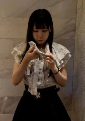 もも(21\) きれいなコンカフェ店員のパイパンマ〇コを電マや吸うやつでねっとり責めて限界までイカせて中出ししました