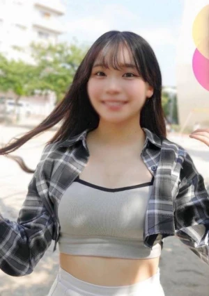 【初撮り】 【顔出し】SSS級。あどけなさ残る純無垢19歳。発達しすぎたデカクリは必見！執拗にイジると更に巨大化！セックスを知らないカラダに容赦なく生チンポ挿入&中出し