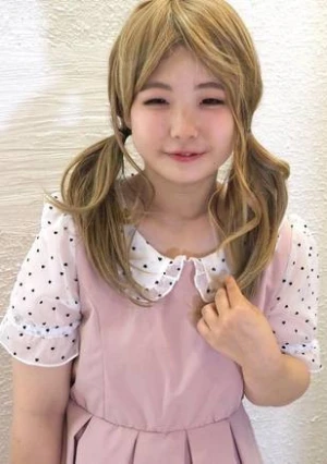 【金髪合法口り】 お椀型Eカップ美乳がプルンプルン！慣れないエッチをはにかみ笑顔で健気に頑張る18歳癒し系細目口りピュア加奈ちゃん第2章＆唯奈ちゃんといちゃいちゃレズ【海外版】