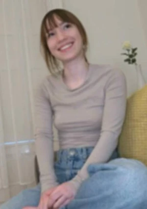 ロ〇のロシアの子のキツキツつるつるぬるぬるの最高に気持ちいいマンコに中出し。 小さいお口で頑張ってフェラも。これもめっちゃ気持ちよかったです。