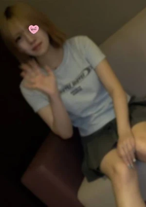 【個撮55】 初撮影・完全顔出し！色白・スレンダーギャル！乳首立ちっぱなし極狭パイパンマ〇コに生中出し♡