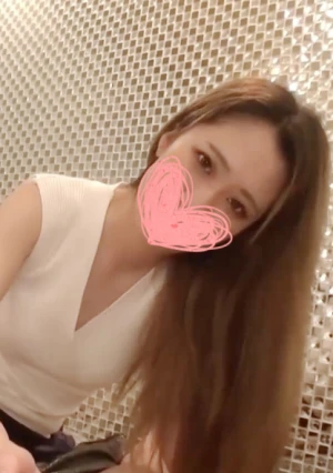 手つきエロ過ぎメンエス嬢、卑猥な肉厚パイパンマ〇コをさらけ出すので、ハメ撮り中出ししちゃいました【無修正】